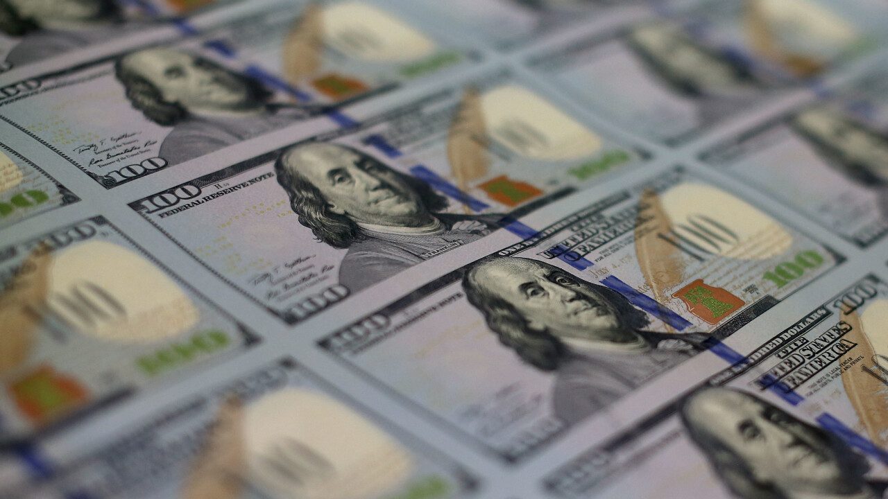 US Dollar Under Pressure as Fiscal Fears Outweigh Economic Data Boost