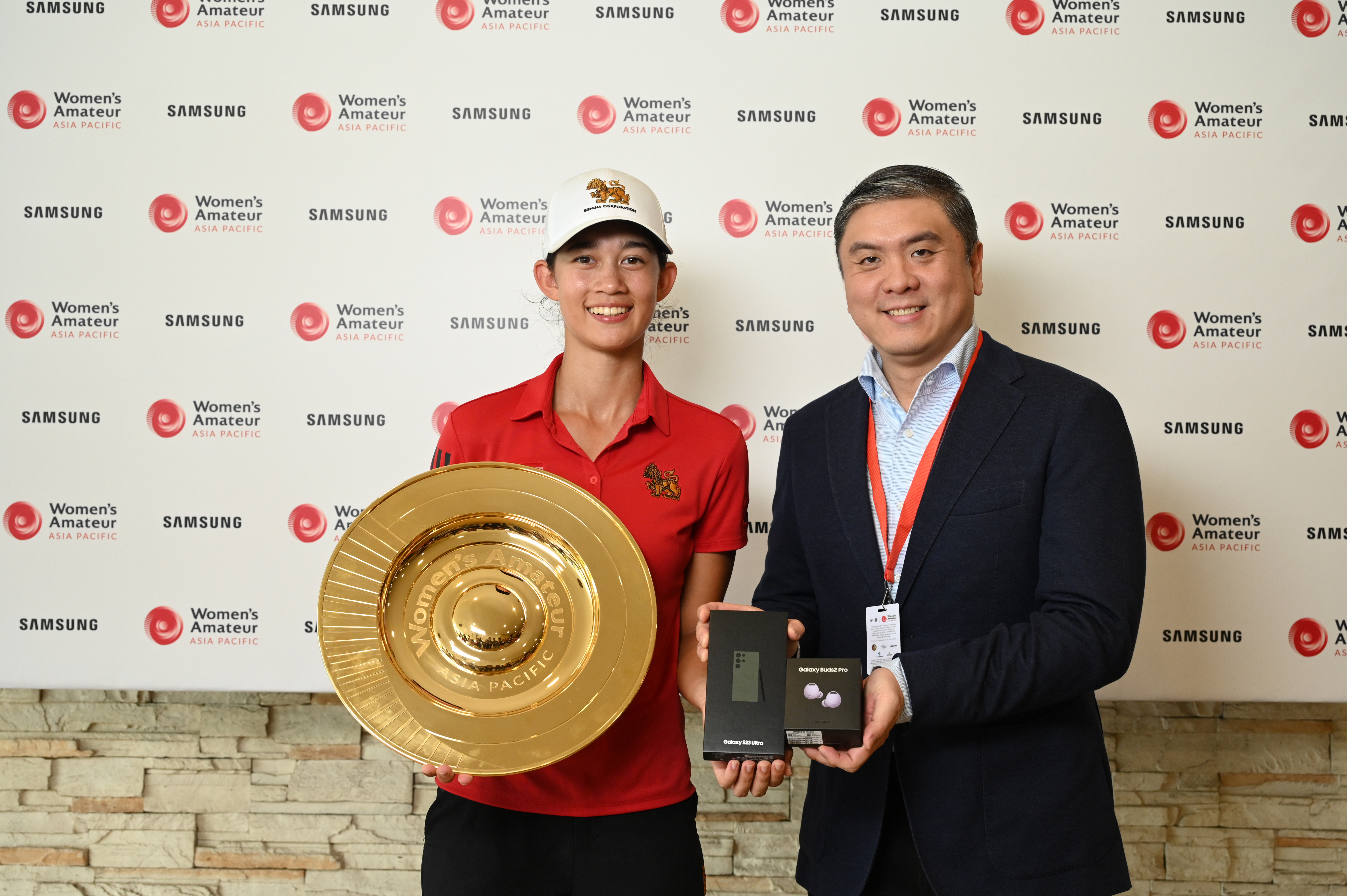 Ronnie Ng, Head of Mobile Experience, Samsung Electronics Singapore (right), presenting newly crowned Women’s Amateur Asia-Pacific champion, Thailand's Eila Galitsky (left), with the Galaxy S23 Ultra and Galaxy Buds2 Pro
