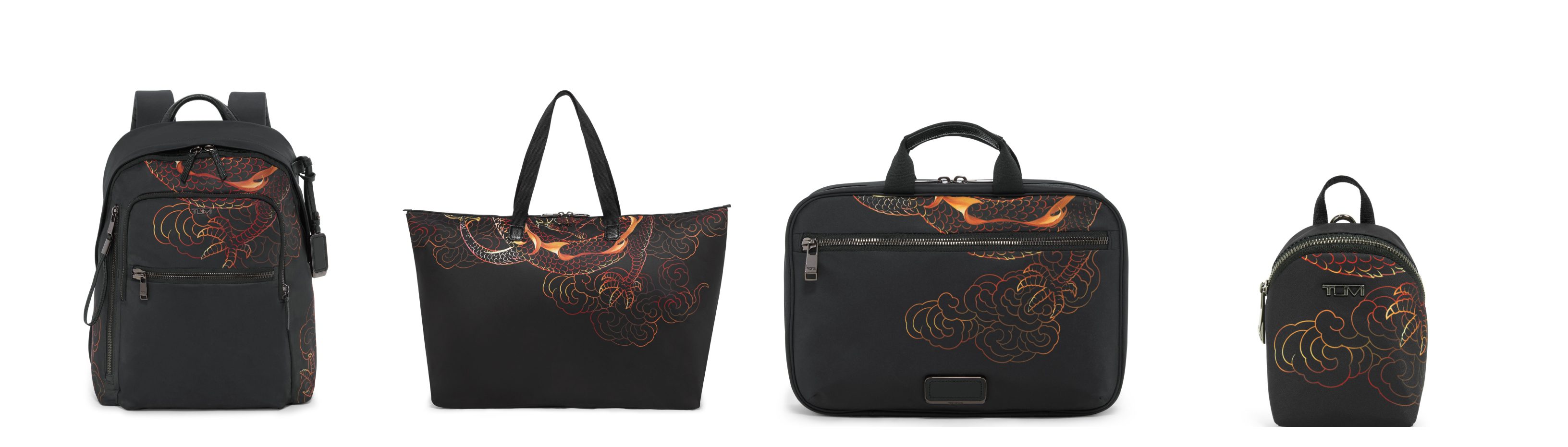 (De izquierda a derecha): mochila Voyageur Halsey con estampado de dragón, bolso Voyageur Just In Case® con estampado de dragón, cosmético Voyageur Madeline con estampado de dragón y bolso Voyageur Charm con estampado de dragón