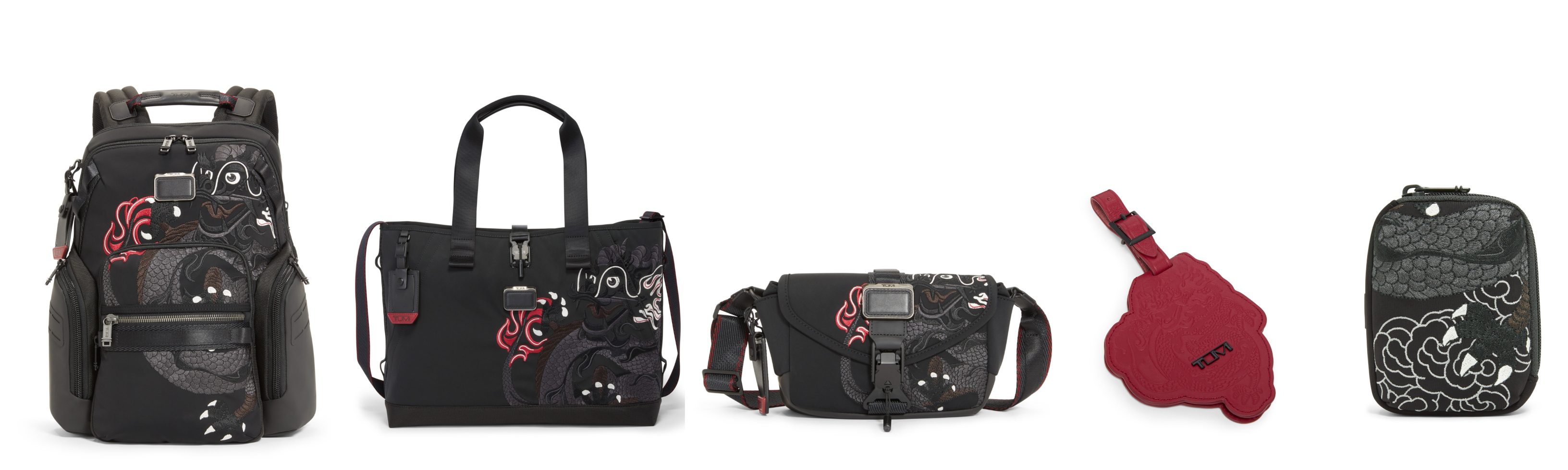 (De izquierda a derecha): Mochila de navegación Alpha Bravo con estampado de dragón, bolso de retiro Alpha Bravo con estampado de dragón, bandolera Alpha Bravo Compass con estampado de dragón, etiqueta de equipaje TUMI+ con estampado de dragón y bolsa modular para accesorios TUMI+ con estampado de dragón