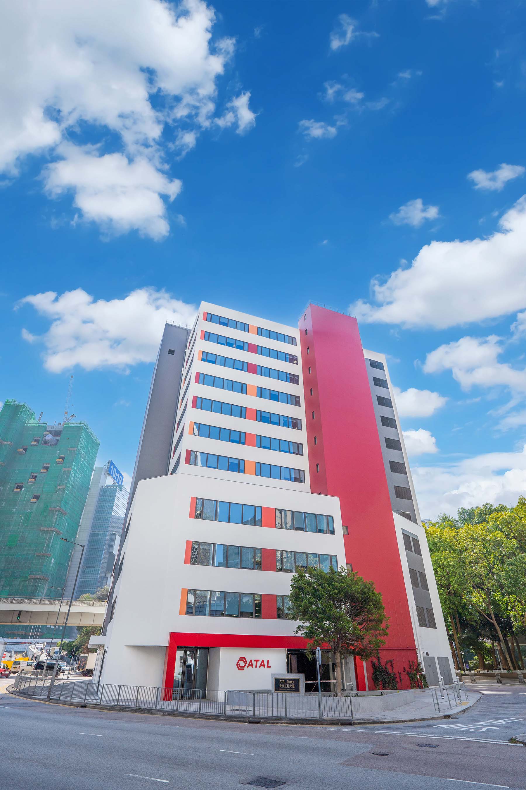 Foto 7: Transformado de una instalación industrial a un edificio inteligente con una calificación de platino provisional bajo Beam más edificios nuevos V2.0, la Torre Atal ejemplifica una transformación exitosa bajo el esquema de revitalización del gobierno SAR de Hong Kong para edificios industriales. Equipado con sistemas de eficiencia energética e instalaciones de energía renovable, y utilizando análisis de inteligencia artificial, el edificio logra una reducción de aproximadamente el 30% en el consumo anual de energía y las emisiones de carbono.