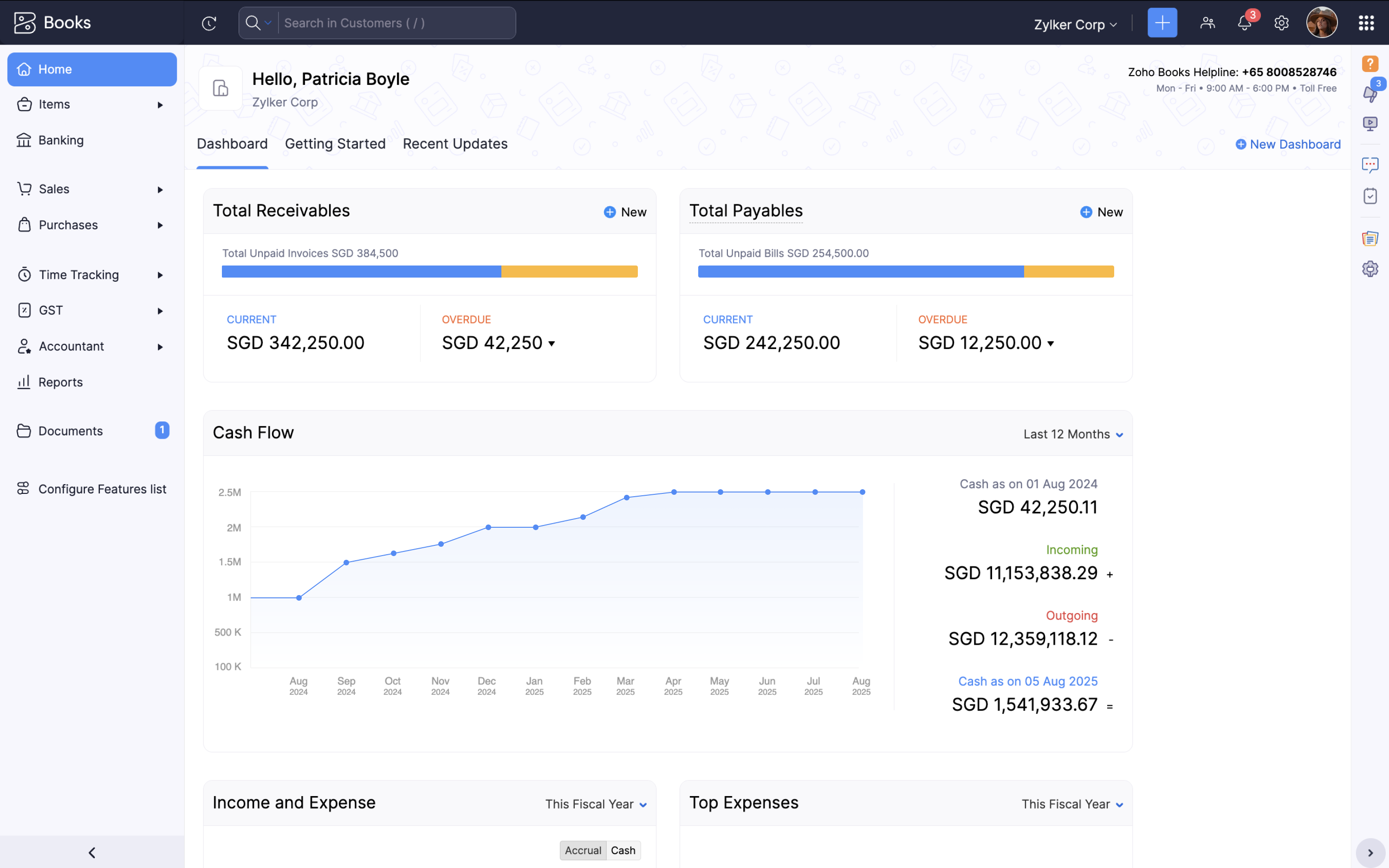 Your business at a glance with the Dashboard in the Singapore edition of Zoho Books