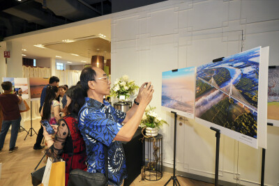 “Dialogue with Que and Hua Mountains” Theme Art Exhibition Opens in Singapore