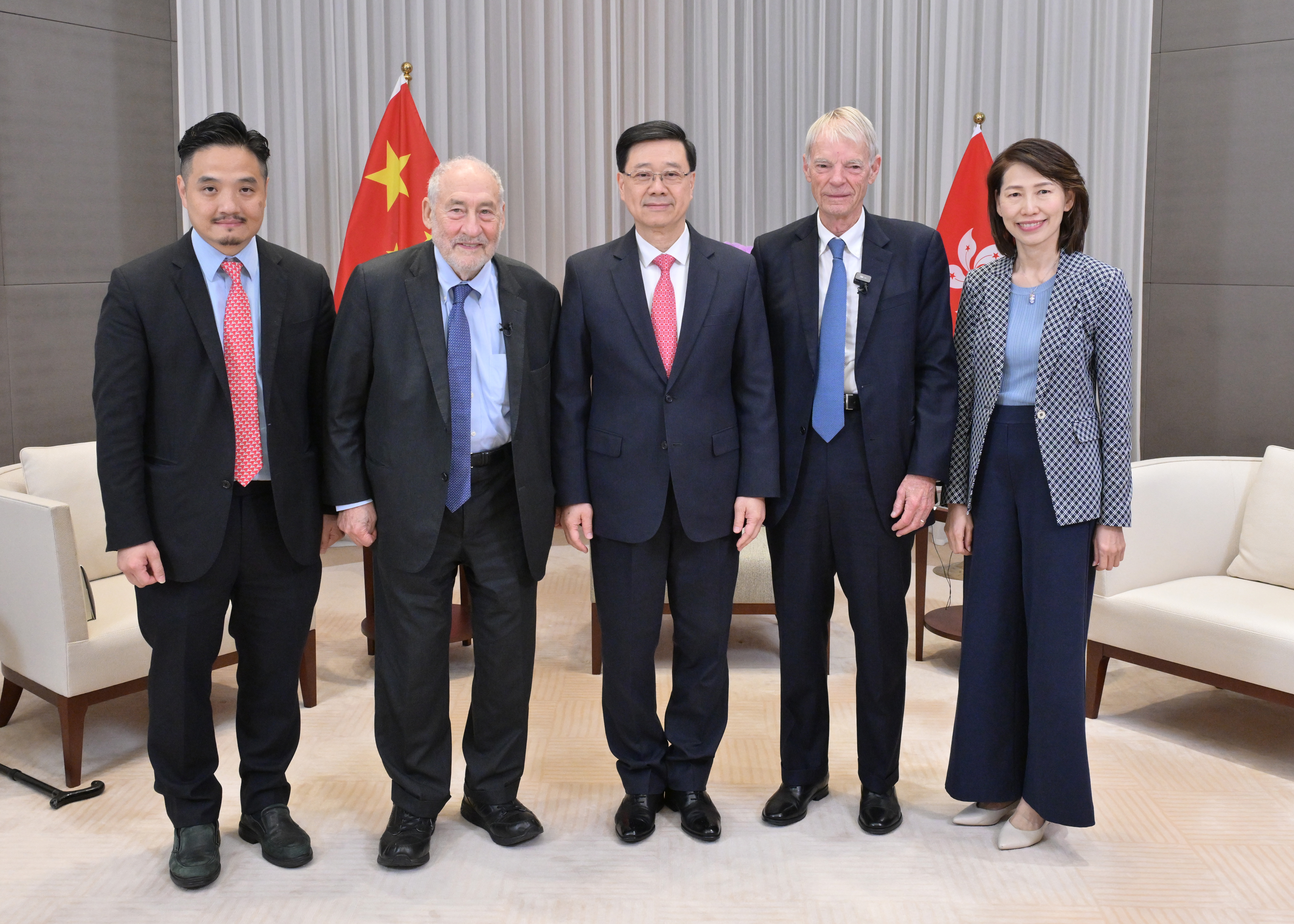 The Chief Executive, Mr John Lee (centre), met with two Nobel Memorial Prize laureates in Economic Sciences in 2001, Professor Joseph E Stiglitz (second left) and Professor Michael Spence (second right).
