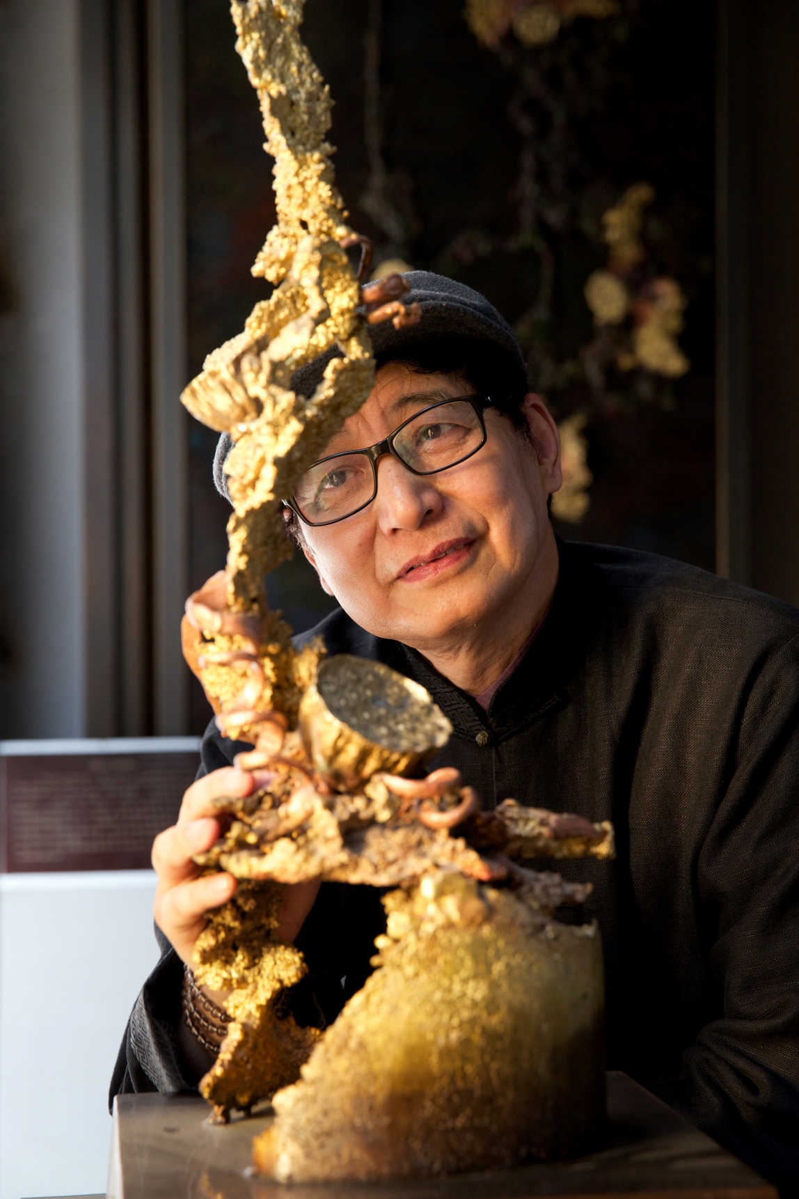 As a national-level master of copper art, Master Zhu has been a trailblazer in molten copper artistry over two decades. His works seamlessly unite modern techniques with traditional craft, establishing new paradigms in Chinese copper art.