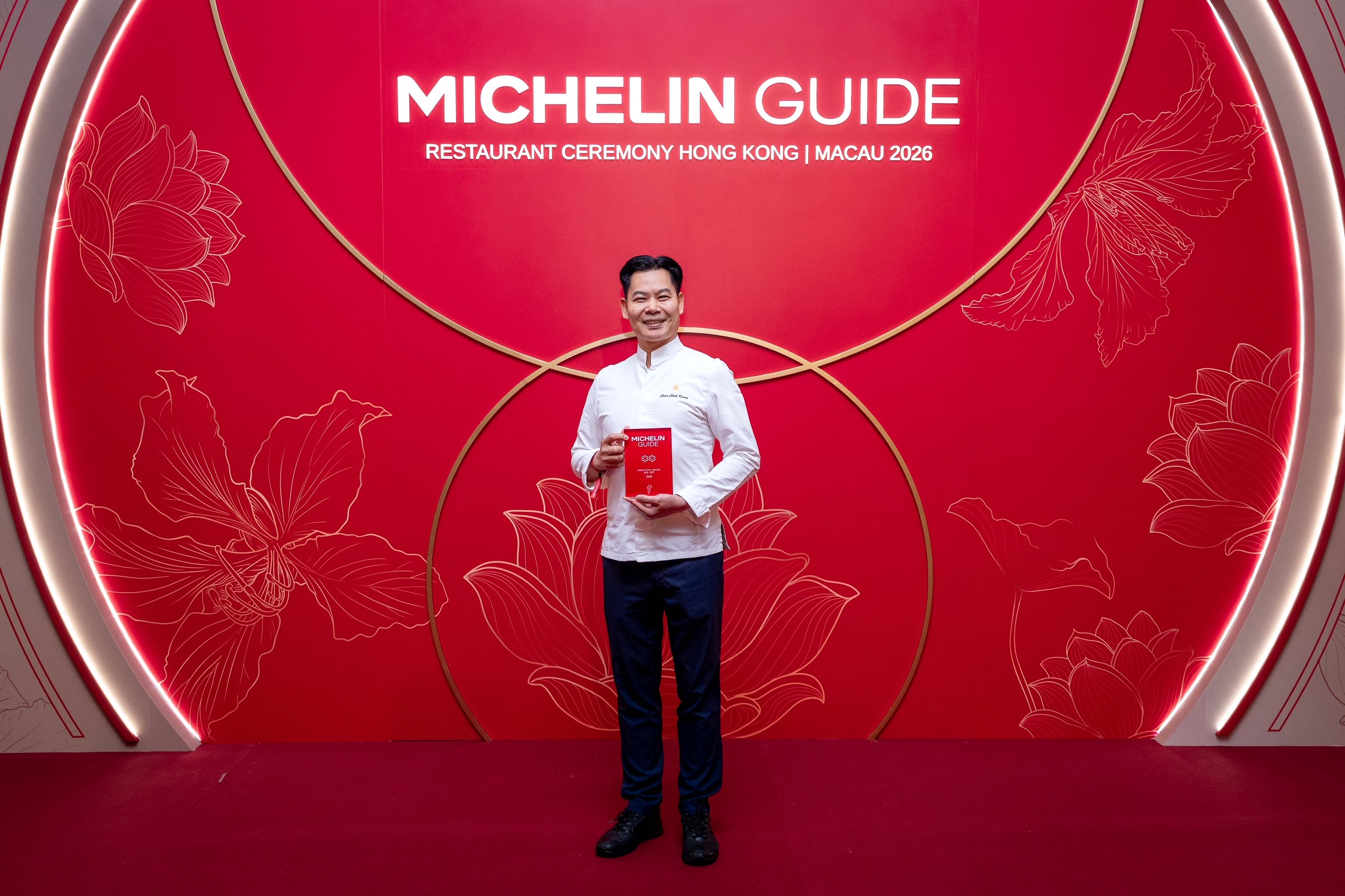 Feng Wei Ju at StarWorld Hotel has boasted an impressive 10 consecutive years of two-Michelin-starred recognition. Chan Chek Keong, Assistance Vice President of Food & Beverage Culinary of StarWorld Hotel and Executive Chef of Feng Wei Ju accepted the award on behalf his team.