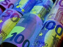 Euro Sinks to One-Year Low as Falling Oil Prices Ease Pressure on the ECB