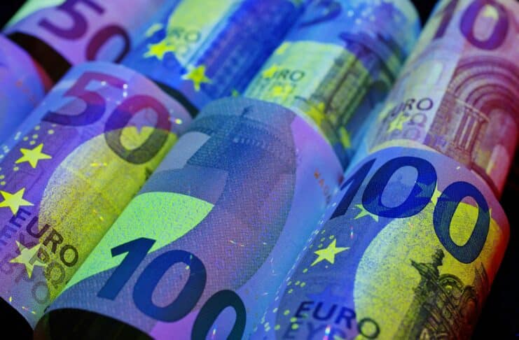 Euro Sinks to One-Year Low as Falling Oil Prices Ease Pressure on the ECB