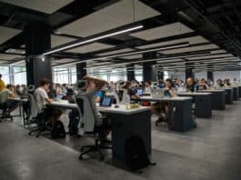 Samsung Staff Set for $400,000 Bonuses as AI Profits Surge