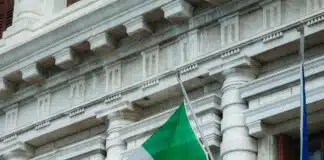 Monte dei Paschi Launches €34bn Double Bid to Reshape Italian Banking
