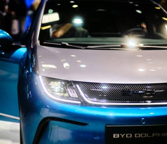EU Turns to China to Cap Hybrid Car Exports as Trade Tensions Escalate