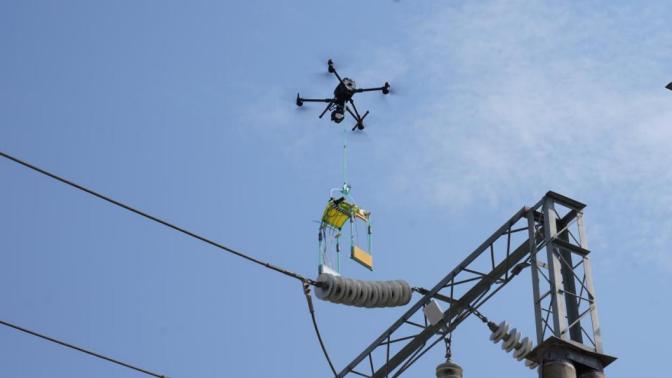 Baise Power Supply Bureau of Guangxi Power Grid uses drones and robots to conduct live-line inspections of insulators.