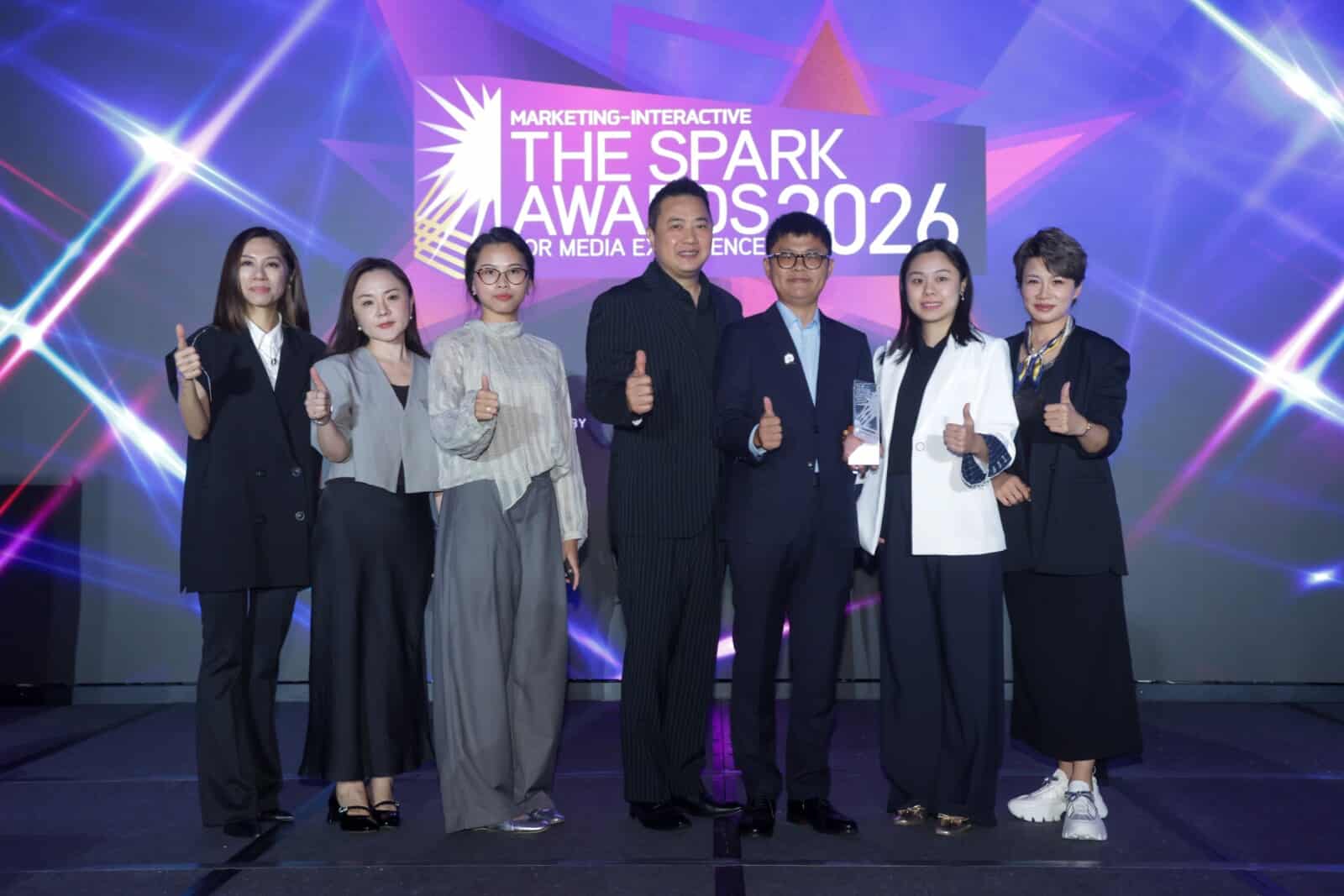 Photo 4: Group photo of the Dingzhi Dental client team and TVB team.