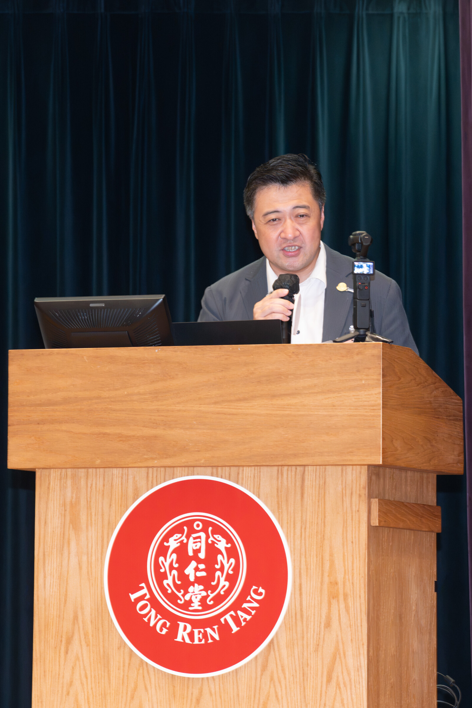 Mr. Yan Han, Chairman of the Board and Executive Director of Beijing Tong Ren Tang Chinese Medicine Company Limited, said that Beijing Tong Ren Tang will continue to promote Traditional Chinese Medicine (TCM) culture through its "Tong Ren Care" community health initiatives, while nurturing a new driving force of health advocates equipped with both cultural grounding and innovative mindsets to contribute to community well-being.